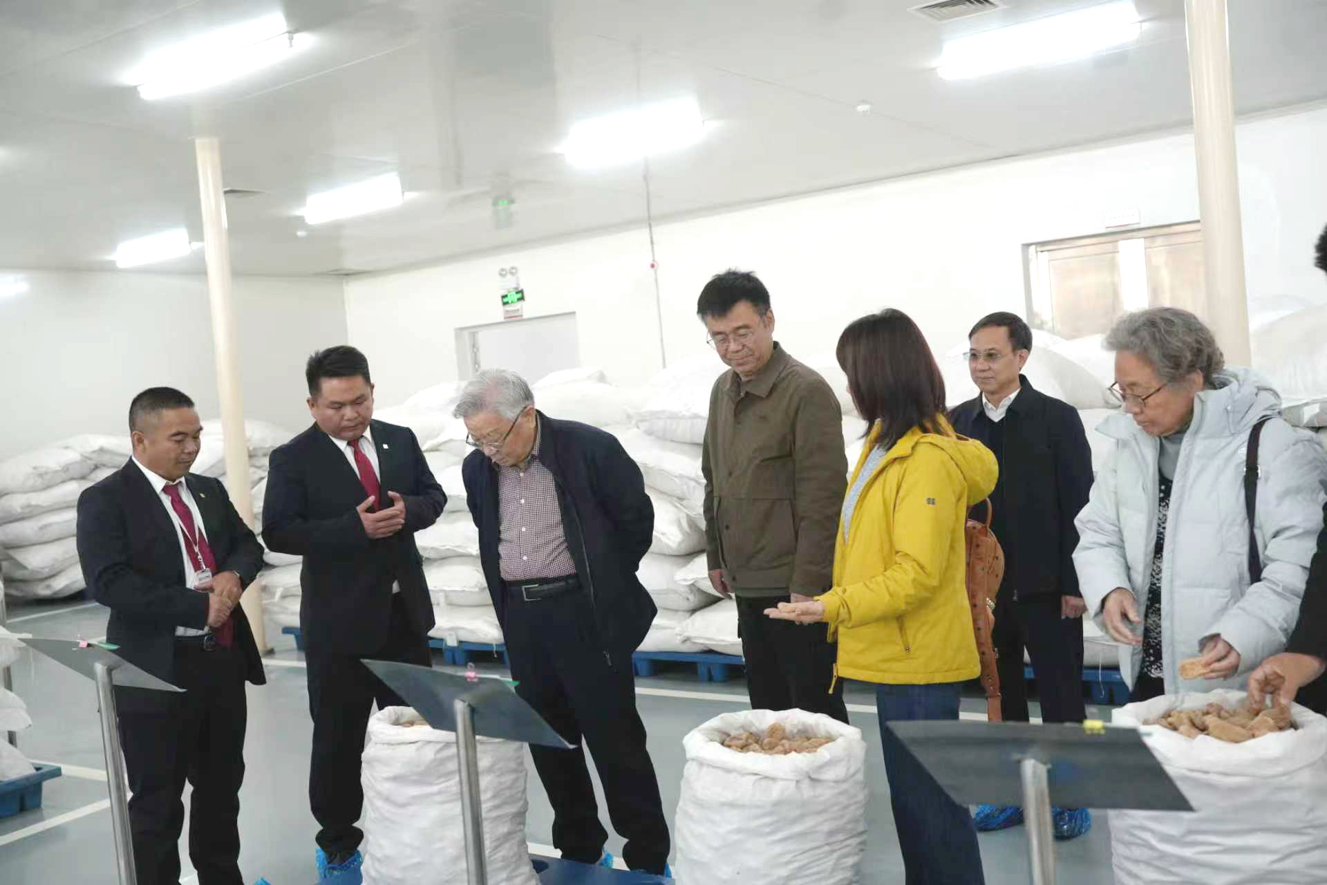 中國(guó)中藥協(xié)會(huì)原會(huì)長(zhǎng)房書(shū)亭到永孜堂考察